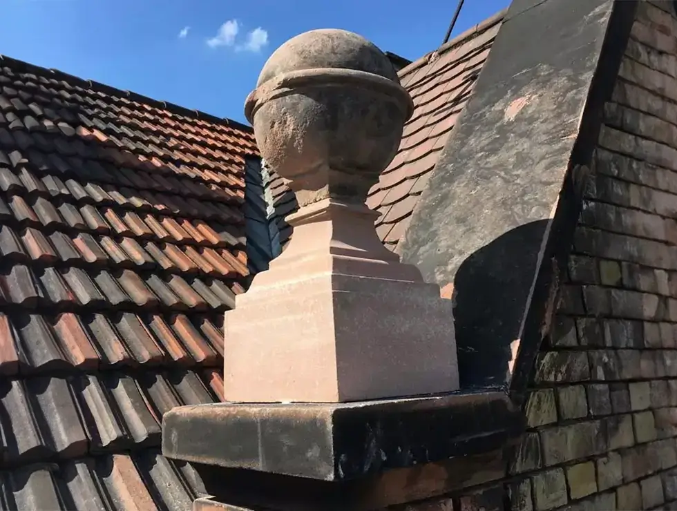 Ein großes Ornament in Form einer Kugel auf einem Dach, wurde sorgfältig saniert