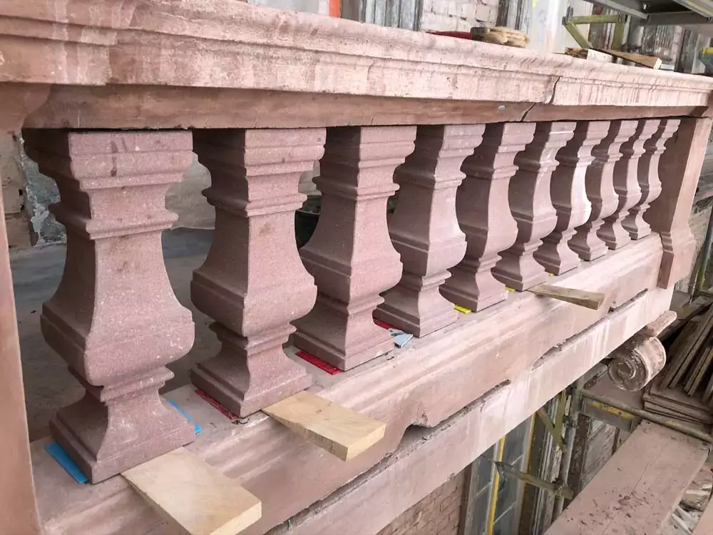 Ein historisches Geländer aus Sandstein wird neu saniert