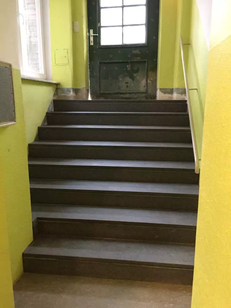 Eine neu sanierte Steintreppe in einem historischem Haus