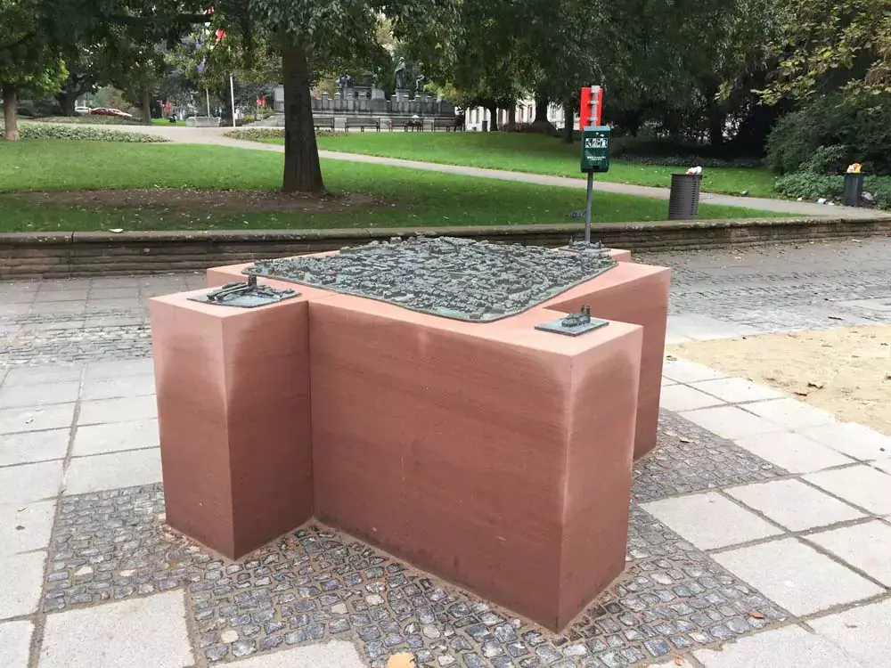 Eine große Skulptur aus Sandstein wurde im Stadtgarten plaziert
