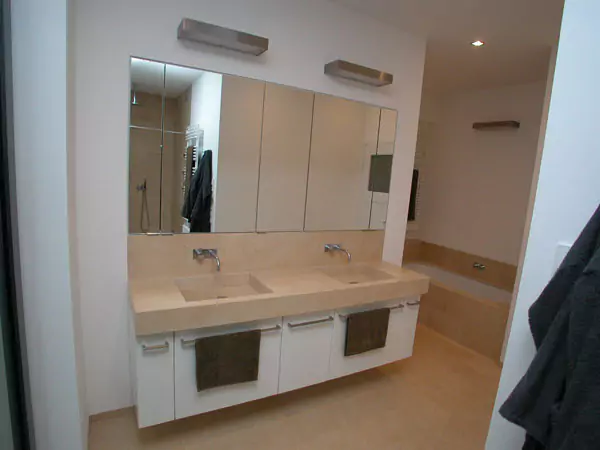 Ein sandfarbenes Steinwaschbecken in einem Badezimmer