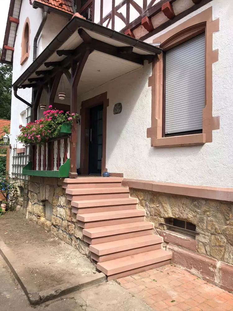 Eine neu sanierte Steintreppe vor einem historischem Haus