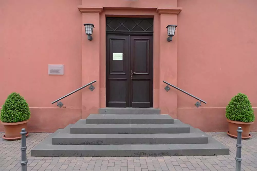 Eine neu sanierte Steintreppe vor einem historischem Haus