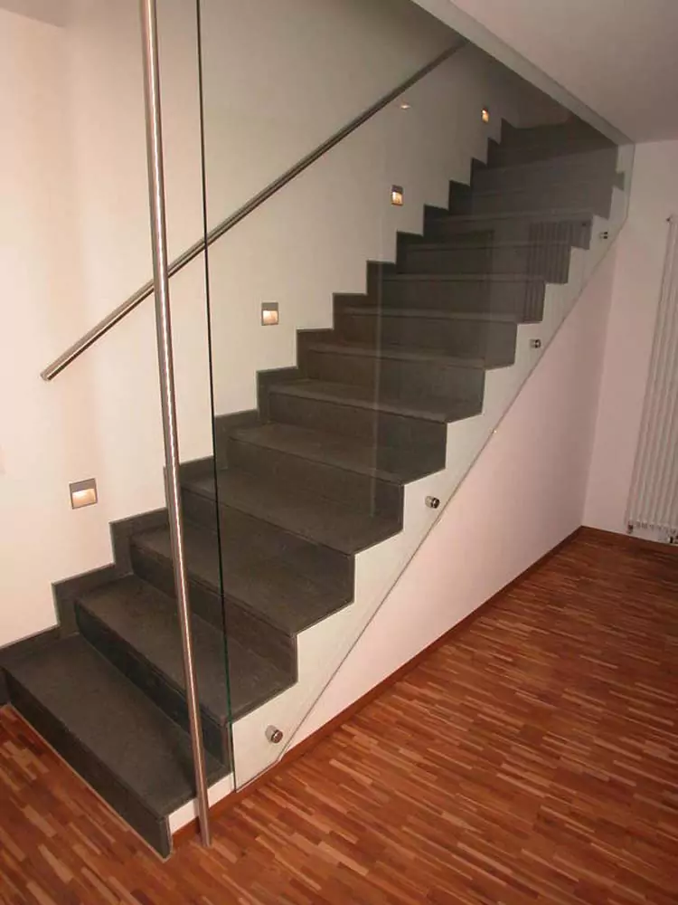 Ein mit Steinstufen gestalteter Treppenaufgang