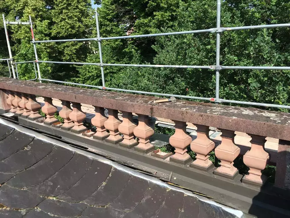 Ein historisches Geländer aus Sandstein wird neu saniert