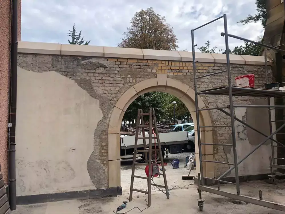 Ein historischer Torbogen wird saniert