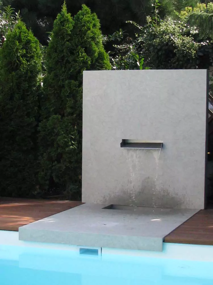 Ein aus Metall hergestellter Wasserfall an einem Pool