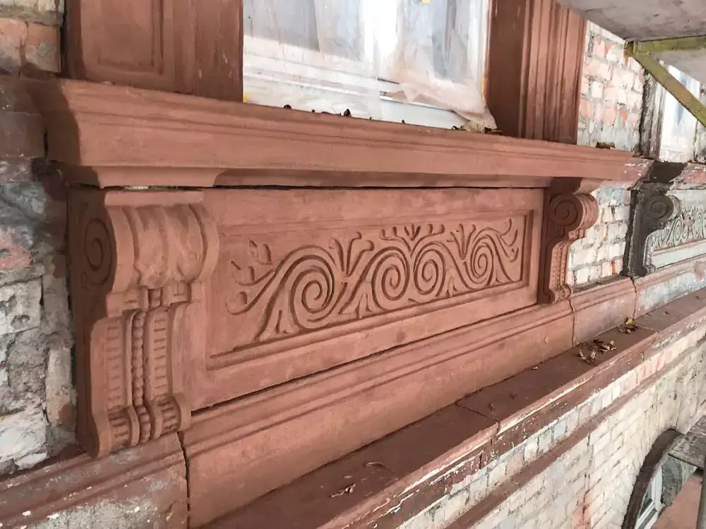 Eine Fensterbank mit Ornamenten verziert, wurde saniert an einem historischen Gebäude