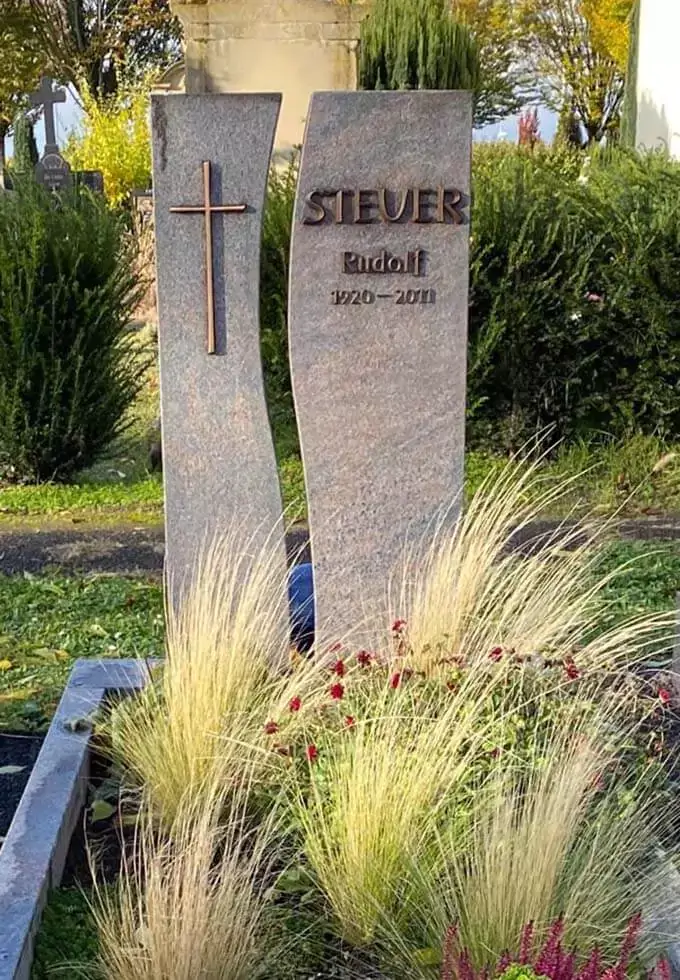 Grabstein Design von der Firma Frank Natursteine