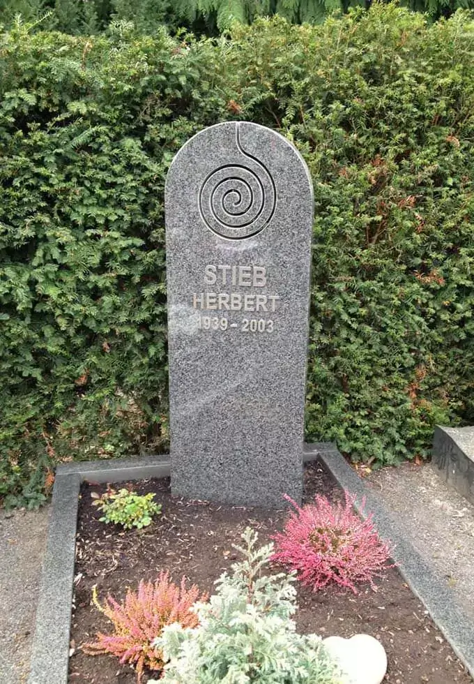 Grabstein Design von der Firma Frank Natursteine