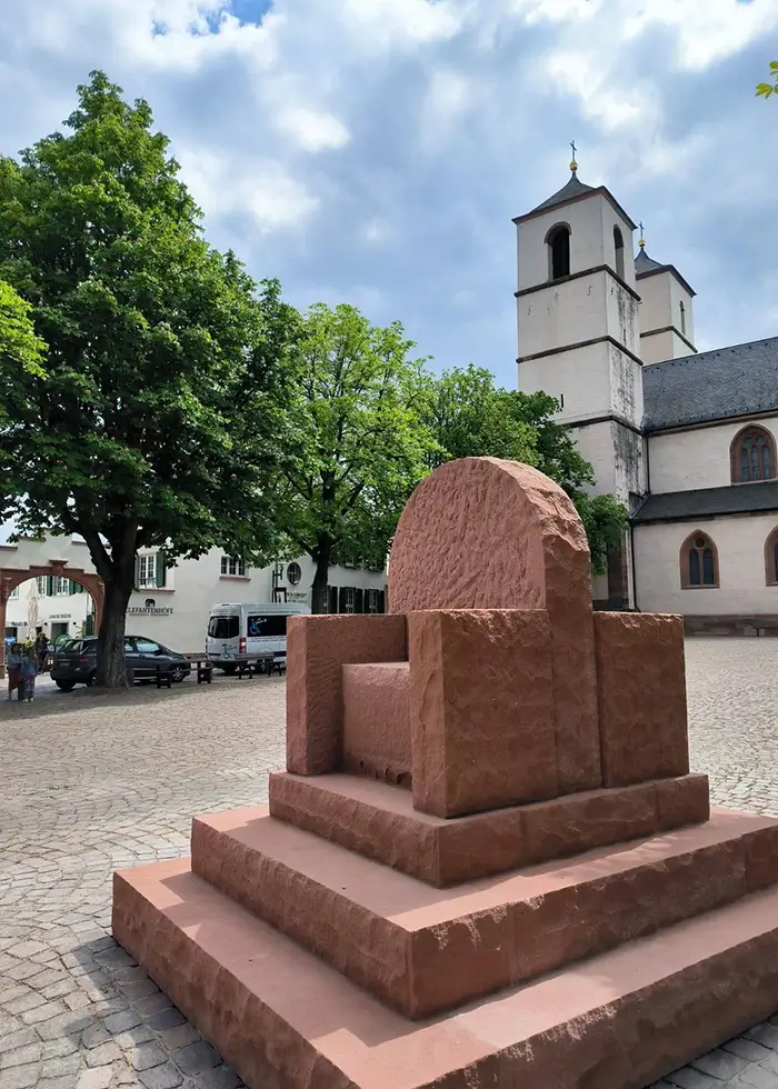 Großer Thron in Worms vor dem Andreasstift auf dem Marktplatz