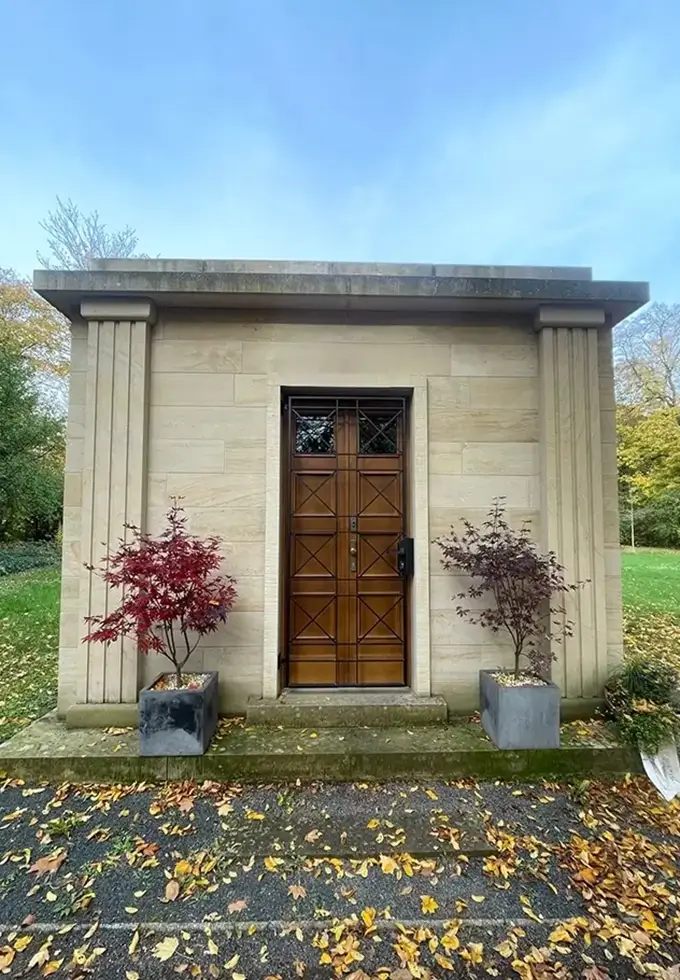 Eine große Gruft auf dem Freidhof, wurde von der Firma Frank Natursteine saniert