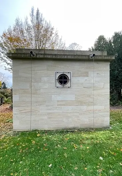 Eine große Gruft auf dem Freidhof, wurde von der Firma Frank Natursteine saniert