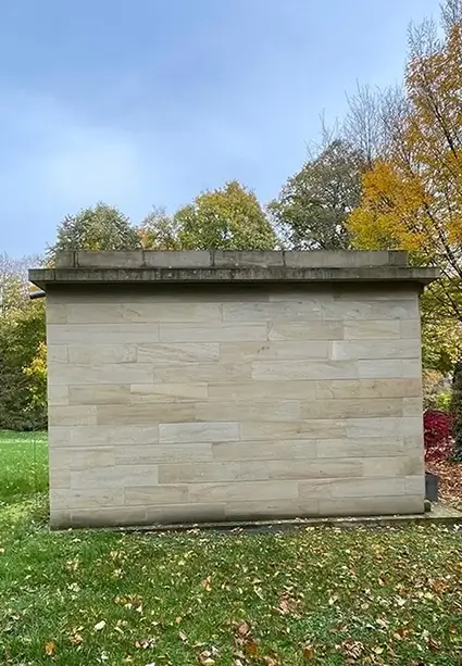 Eine große Gruft auf dem Freidhof, wurde von der Firma Frank Natursteine saniert