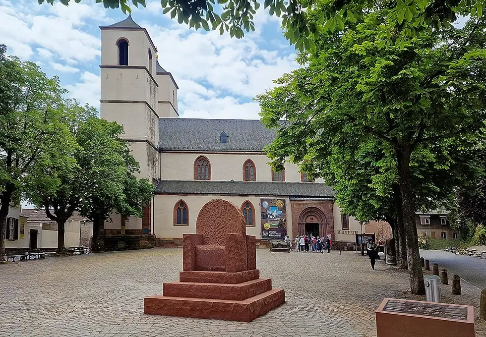 Großer Thron in Worms vor dem Andreasstift auf dem Marktplatz