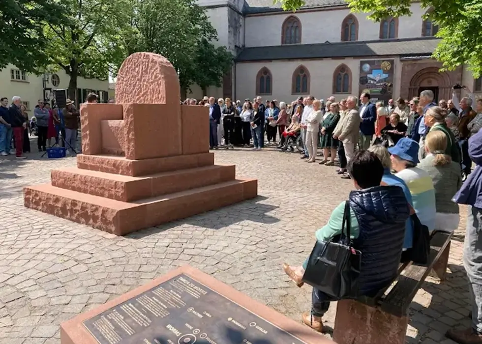 Großer Thron in Worms vor dem Andreasstift auf dem Marktplatz