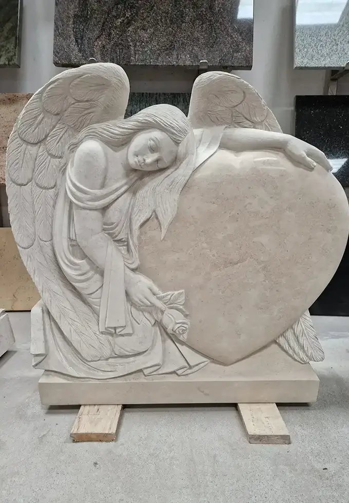 Ein schöner Grabstein in Form eines Engels und einem Herz