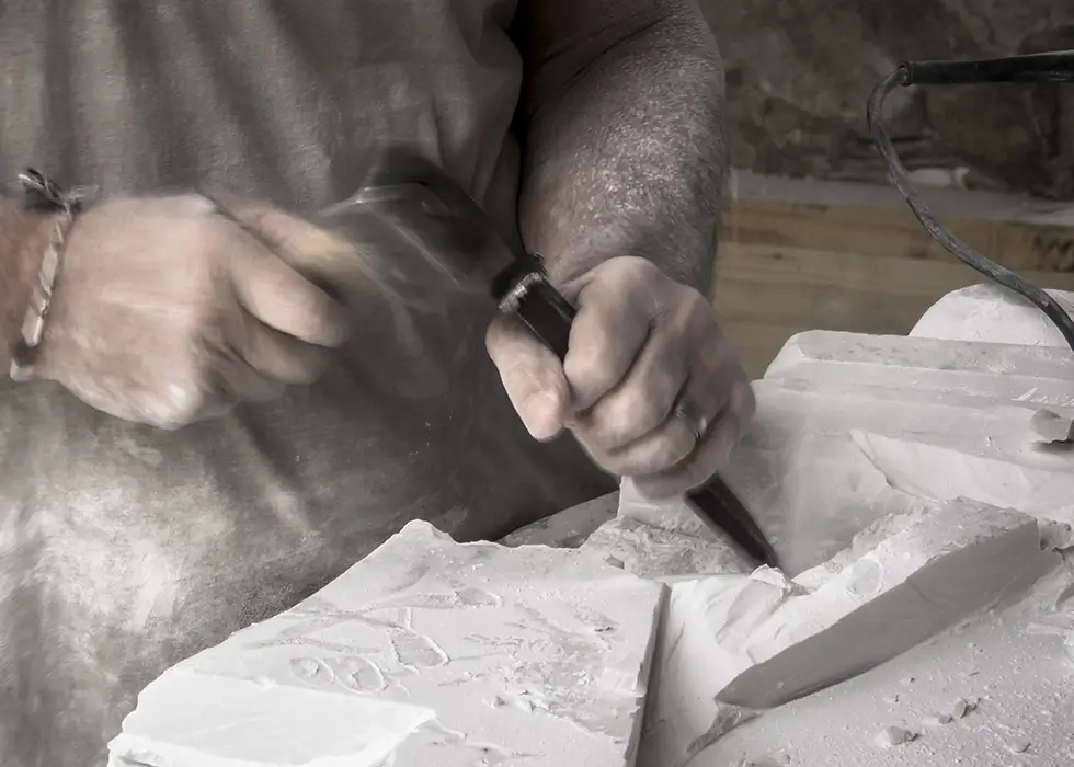 Szeinmemtz bei der Arbeit mit Hammer und Meisel